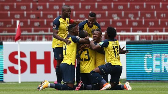 Los futbolistas ecuatorianos festejan el primer gol ante Uruguay por Eliminatorias, el 13 de octubre de 2020.