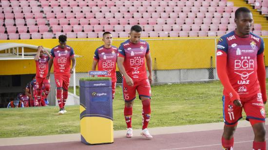 Los jugadores de El Nacional saliendo del camerino del estadio Olímpico Atahualpa.