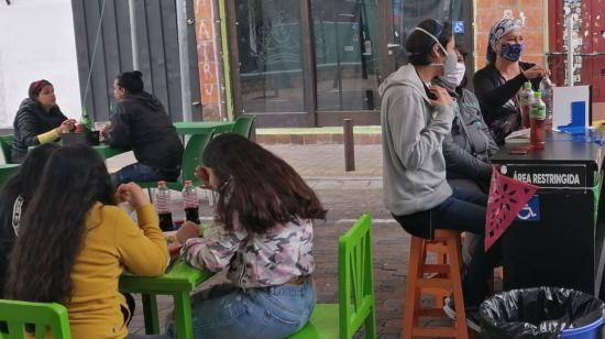 Personas comen en un restaurante improvisado en La Mariscal, el 3 de octubre de 2020.