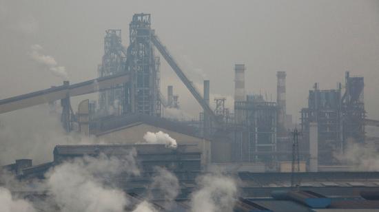 Humo y vapor se elevan desde una planta de acero en Anyang, provincia de Henan, China.