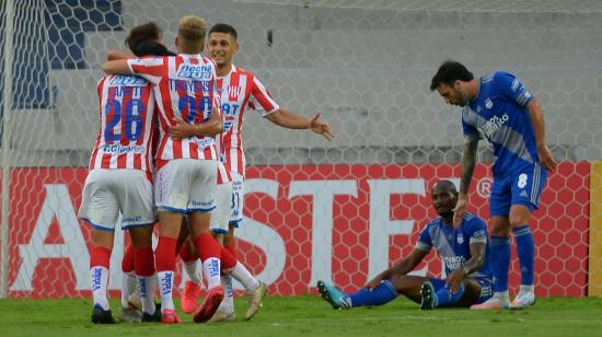 Los jugadores de Unión de Santa Fe celebran un gol ante Emelec por Copa Sudamericana, el jueves 5 de noviembre, en el estadio Capwell.