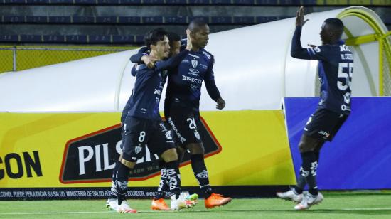 Los jugadores de Independiente festejan el gol ante Deportivo Cuenca, el jueves 5 de noviembre de 2020, en el estadio Atahualpa.