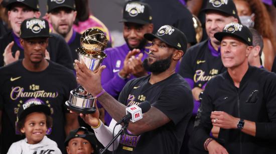 Lebron James levantando el trofeo de campeón de la temporada pasada con Los Lakers, el 11 de octubre de 2020.