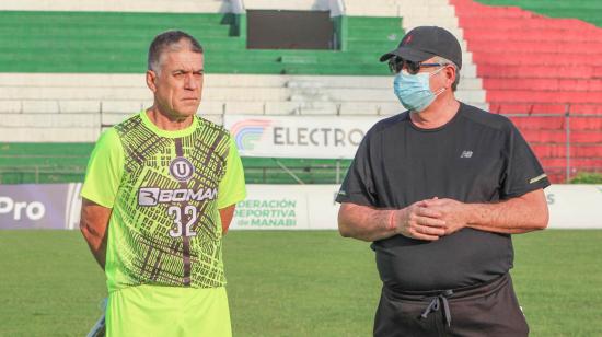 El entrenador Marcelo Zuleta (izquierda) durante su primer entrenamiento con Liga de Portoviejo, el jueves 5 de noviembre de 2020.