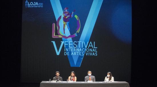 Angélica Arias, ministra de Cultura (e), presentó la programación de la 5ta edición del Festival de Artes Vivas de Loja junto a autoridades locales y del Ministerio.