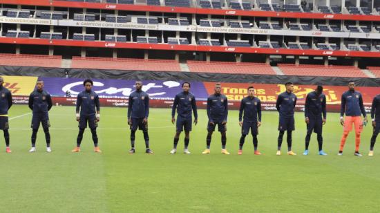 Los futbolistas ecuatorianos durante el himno nacional.