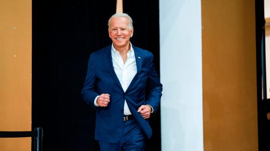 Joe Biden, sube al escenario durante un mitin de campaña en el College of Charleston en Charleston, Carolina del Sur, EE. UU., 24 de febrero de 2020.