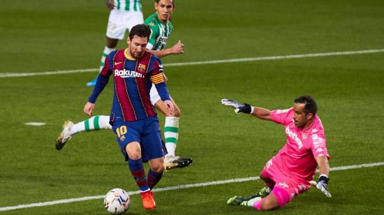 El delantero argentino del Barcelona Lionel Messi controla un balón ante el portero chileno del Betis Claudio Bravo, este sábado 7 de noviembre.