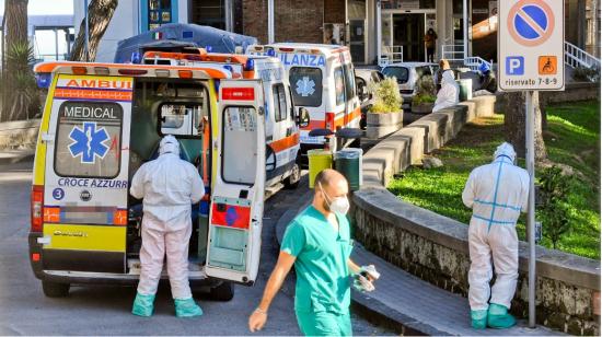 Ambulancias en los exteriores de un hospital de Nápoles, en Italia, el 7 de noviembre de 2020. 