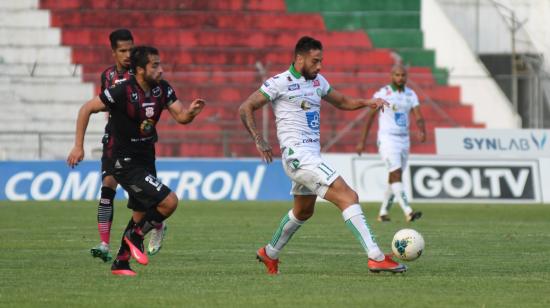 El jugador de Liga de Portoviejo, Francisco Fydriszewski, maneja el balón en el partido ante Técnico, el 7 de noviembre de 2020.