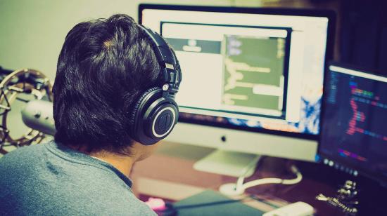 Imagen referencial de un joven tomando un curso en línea frente a una computadora, el 7 de noviembre de 2020.