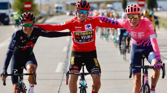 Richard Carapaz, Primoz Roglic y Hugh Carthy durante la última etapa de la Vuelta, el domingo 8 de noviembre de 2020.