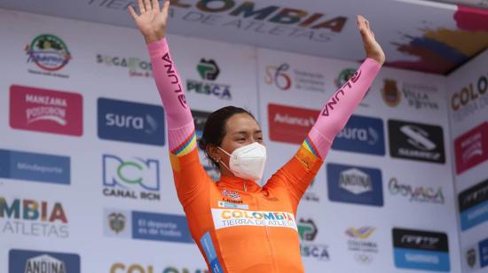 Miryam Núñez celebra su victoria en la segunda etapa de la Vuelta a Colombia Femenina, el domingo 8 de noviembre de 2020.