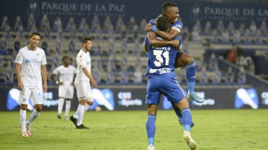 Los futbolistas de Emelec celebran uno de los goles ante Universidad Católica, el domingo 8 de noviembre de 2020.