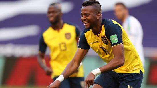 Michael Estrada celebra su segundo gol ante Uruguay, por Eliminatorias, el 13 de octubre de 2020.