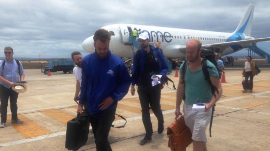 Un grupo de turistas llega al aeropuerto de Balta, en las Islas Galápagos, en enero de 2018.