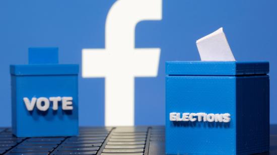 Ánforas de votación en 3D colocadas frente al logo de Facebook. Foto tomada el 4 de noviembre de 2020. 