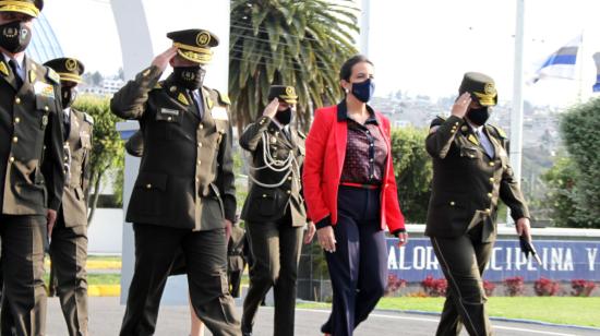 El comandante de la Policía, Patricio Carrillo, y la ministra de Gobierno, María Paula Romo, en la Escuela Superior de la Policía, en Quito, el 5 de noviembre de 2020. 