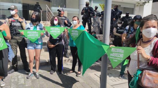 Colectivos feministas en las afueras de la Corte Constitucional en Quito, el 10 de noviembre de 2020.