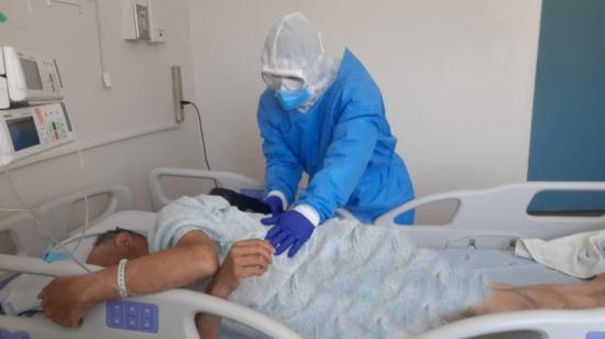 Personal médico atiende a un paciente con Covid-19 en el hospital Vicente Corral Moscoso, de Cuenca, el 11 de noviembre de 2020.