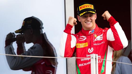 El piloto Mick Schumacher celebra una de sus victorias en la F2.