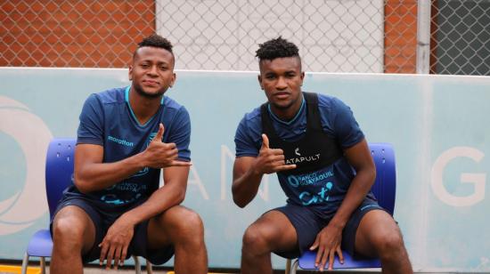 Los jugadores de Ecuador, Michael Estrada (i) y José Cifuentes (d), en un entrenamiento en La Casa de la Selección, el miércoles 11 de noviembre de 2020.