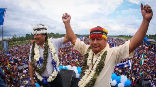 El expresidente boliviano, Evo Morales, y el presidente de la Conaie, Jaime Vargas, celebran en Bolivia el retorno del MAS al poder.