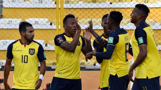 Los jugadores de Ecuador, celebran el segundo gol anotado en el estadio Hernando Siles, de La Paz.