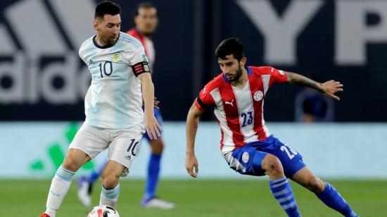 Lionel Messi maneja la pelota en el partido ante Paraguay, el jueves 12 de noviembre de 2020, en Buenos Aires.