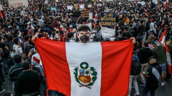 Miles de manifestantes protestaron el 13 de noviembre de 2020 en la Plaza San Martín en Lima.