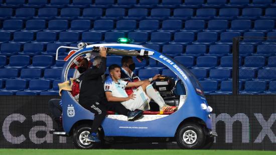 El jugador Exequiel Palacios sale del campo lesionado en el partido de las Eliminatorias, frente a Paraguay el jueves 12 de noviembre de 2020.