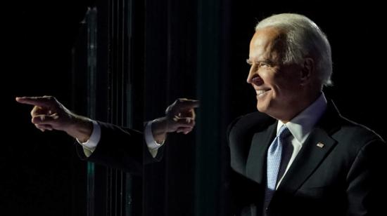 El presidente electo Joe Biden señala con el dedo en su mitin electoral en Wilmington, Delaware, EEUU. 7 de noviembre de 2020. 