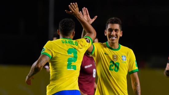 Roberto Firmino celebra junto a Danilo el 1-0 de Brasil frente a Venezuela en la fecha tres de Eliminatorias a Catar 2022.