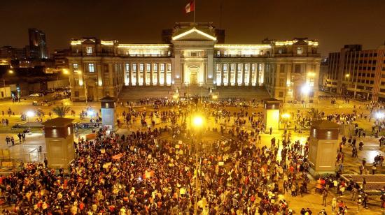 Manifestantes participan en una multitudinaria marcha de protesta contra el nuevo gobierno del presidente Manuel Merino en Lima, el 14 de noviembre de 2020.