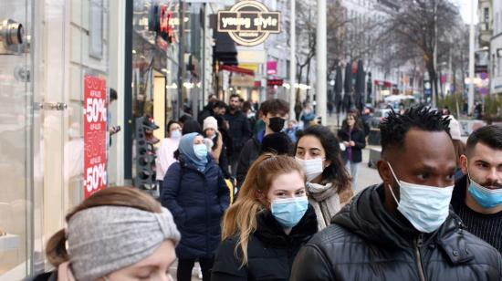 Personas afuera de una zona céntrica en Viena, capital de Austria, el 14 de noviembre de 2020.