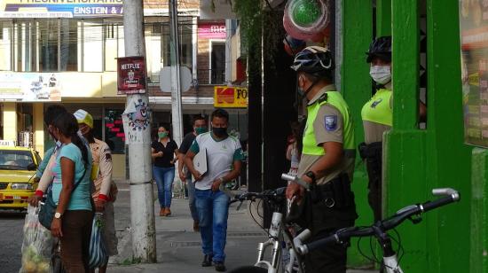 Ciudadanos usando mascarillas caminan por una de las calles de Puyo, el 20 de octubre de 2020.