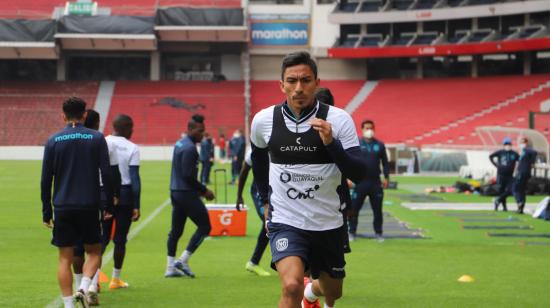 El futbolista ecuatoriano, Ángel Mena, durante un entrenamiento en el estadio Rodrigo Paz Delgado, el domingo 15 de noviembre de 2020.