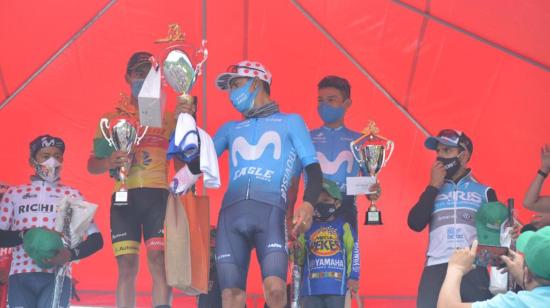 Jorge Montenegro, del equipo Movistar, con el trofeo de campeón de la Clásica Richard Carapaz.