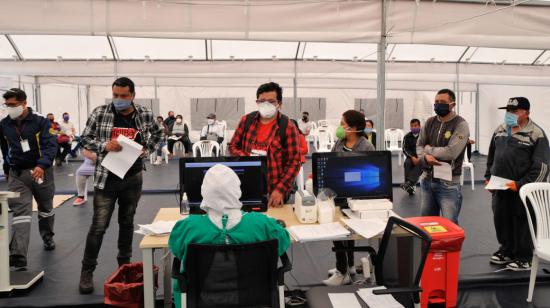 Ambiente en julio de 2020 en los exteriores del Hospital del IESS, al sur de Quito, en el que se reciben cientos de casos sospechosos de Covid-19