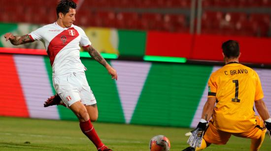 El arquero Claudio Bravo, de Chile, disputa un balón con Gianluca Lapadula de Perú en la tercera fecha de las Eliminatorias.