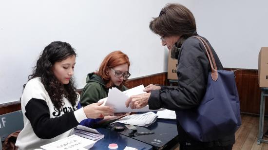 Una mujer recibe las papeletas de votación durante las elecciones seccionales de 2019.