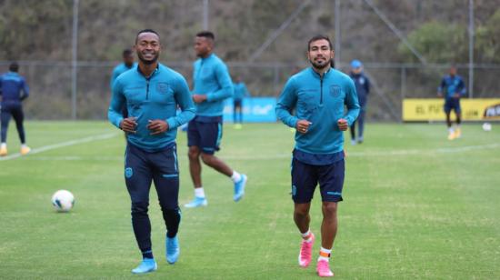 Pedro Pablo Perlaza y Junior Sornoza en el entrenamiento del lunes 16 de noviembre, en la Casa de la Selección.