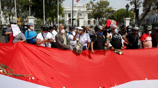 Manifestantes peruanos frente al Congreso mientras el legislador Francisco Sagasti era elegido como presidente interino del país, en Lima. Foto del 16 de noviembre de 2020. 