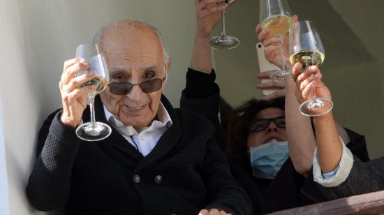 El poeta valenciano Francisco Brines celebra en su casa familiar en Oliva (Valencia) la concesión del Premio Cervantes 2020.