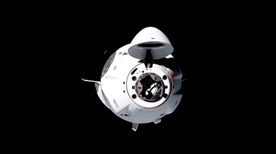 Nave espacial SpaceX Crew Dragon llegando a la EEI.