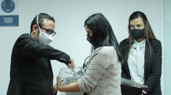 Sorteo de los de psicólogos y postulantes para la prueba psicológica del concurso para jueces de la Corte Nacional, el 16 de noviembre de 2020, en Quito.