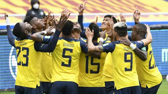 Los jugadores de Ecuador celebran uno de los goles en la victoria ante Colombia, el martes 17 de noviembre de 2020.