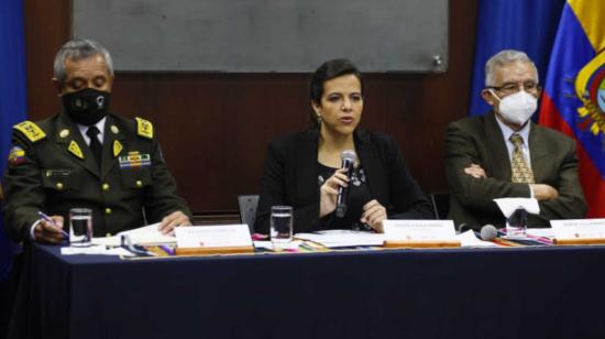 El comandante de la Policía, Patricio Carrillo; la ministra de Gobierno, María Paula Romo, y el director del Isspol, Jorge Villarroel, en rueda de prensa el 21 de octubre de 2020.