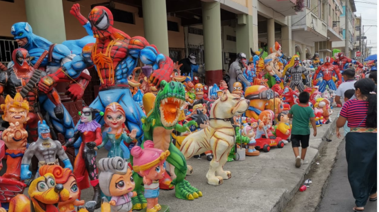 Exhibición de monigotes en la Calle 6 de marzo, en Guayaquil, el 27 de diciembre de 2019.