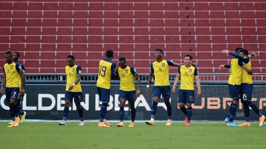 Los jugadores ecuatorianos celebran uno de los goles ante Colombia, en Quito, el martes 17 de noviembre de 2020.